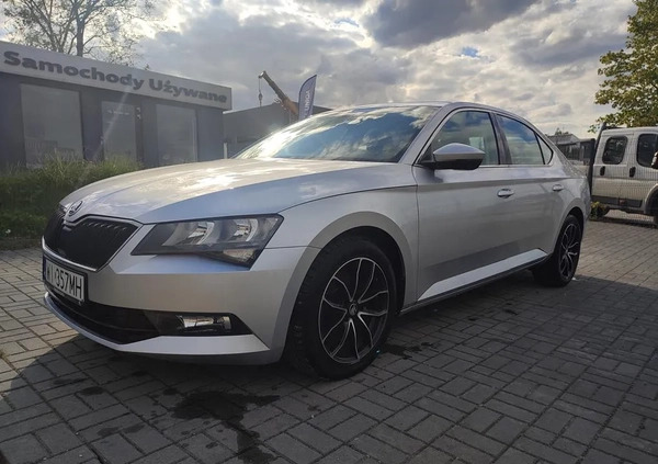 Skoda Superb cena 69000 przebieg: 80400, rok produkcji 2017 z Serock małe 121